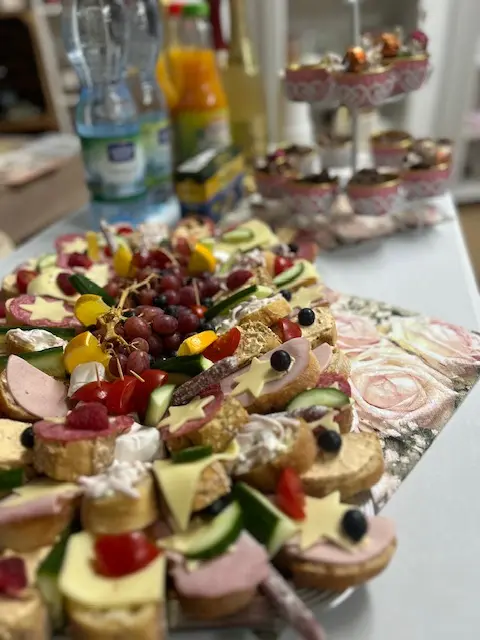 Detailaufnahme von Perlen, Werkzeugen und Inspirationskarten