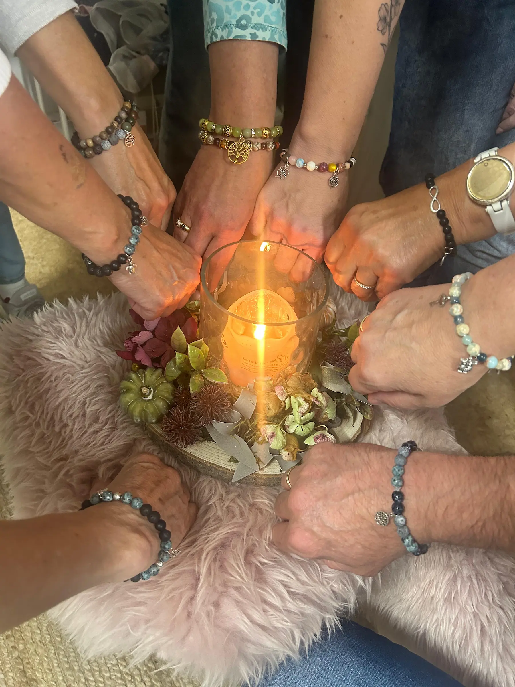 Teilnehmerinnen bei einem Schmuckworkshop am Tag