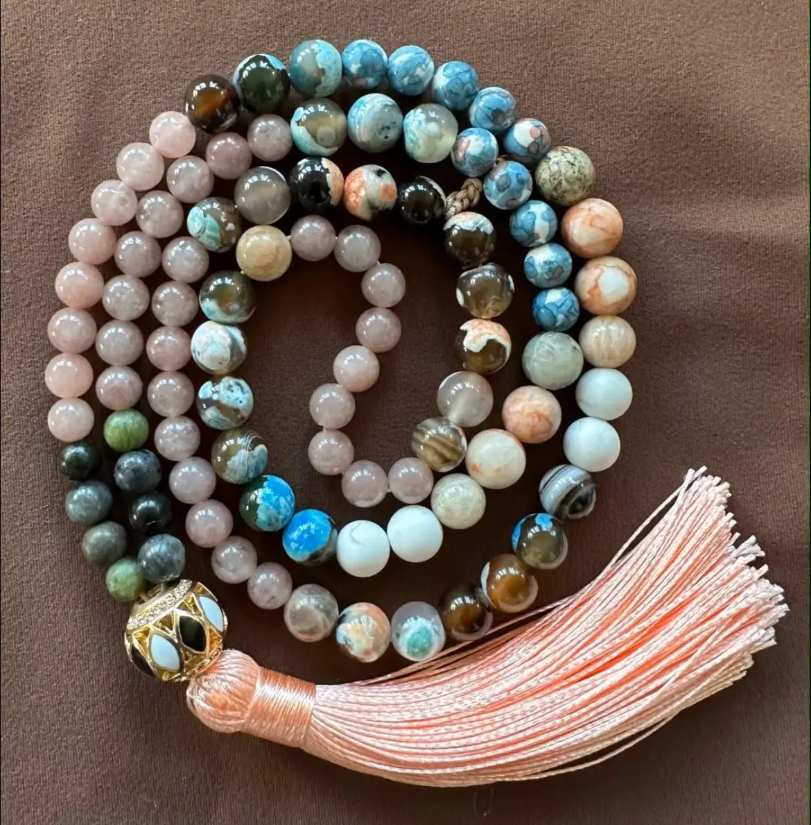 Fröhliche Runde bei einem abendlichen Kreativ-Workshop