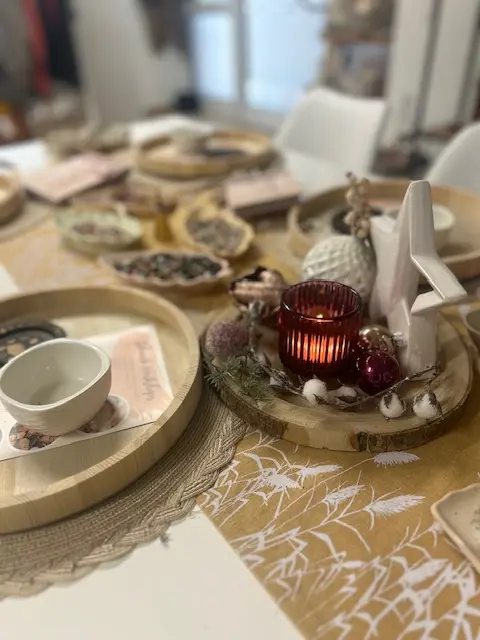 Teilnehmende eines Workshops beim Schmuckdesign